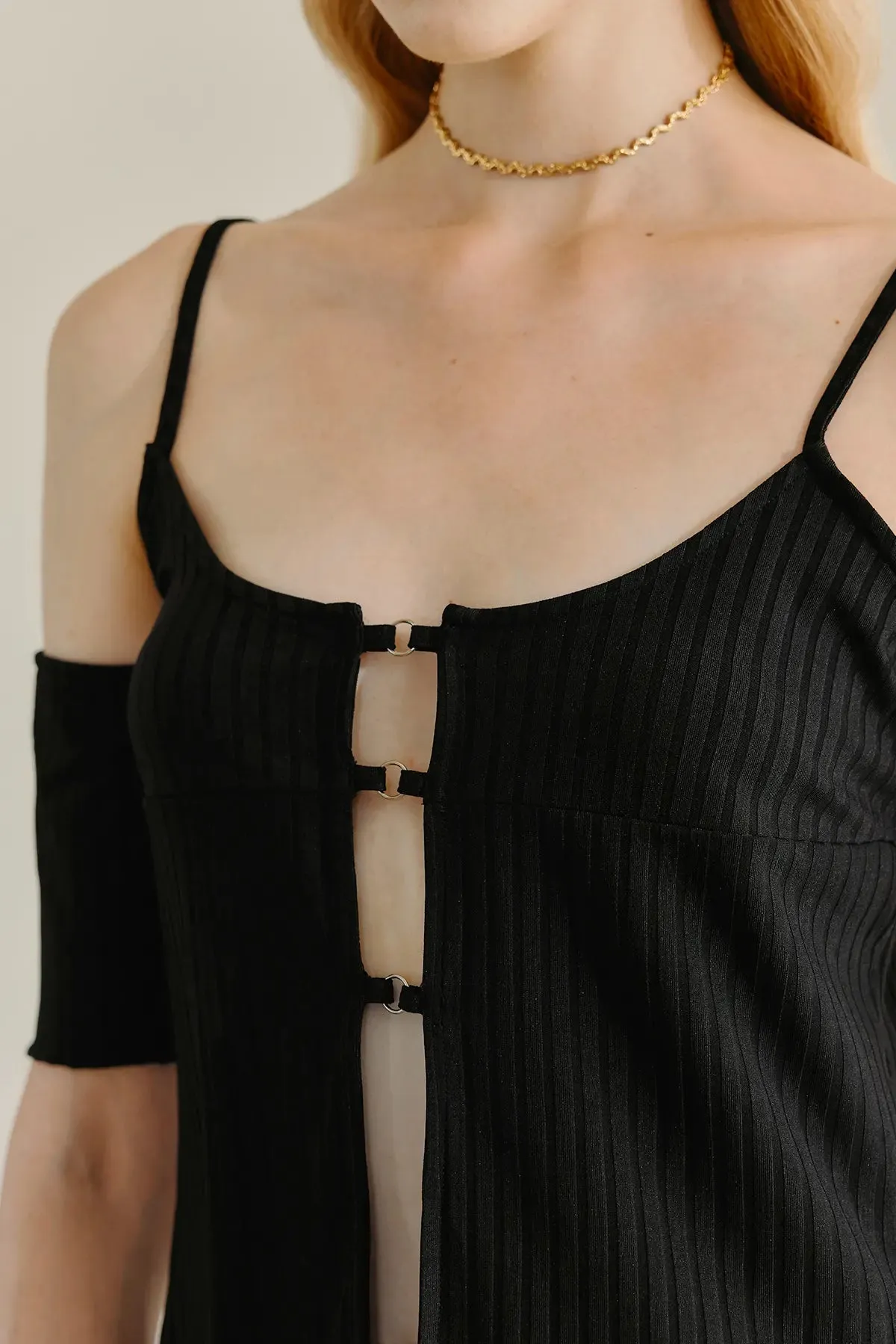 Ring Linked Cut Out Cold Shouler Tee