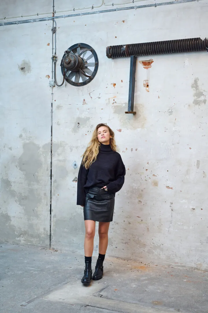 Tanja Oversized Turtleneck in Black Beauty Me